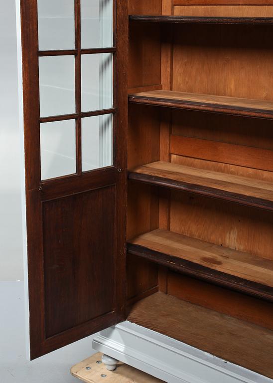 VITRINSKÅP, omkring sekelskiftet 1900.