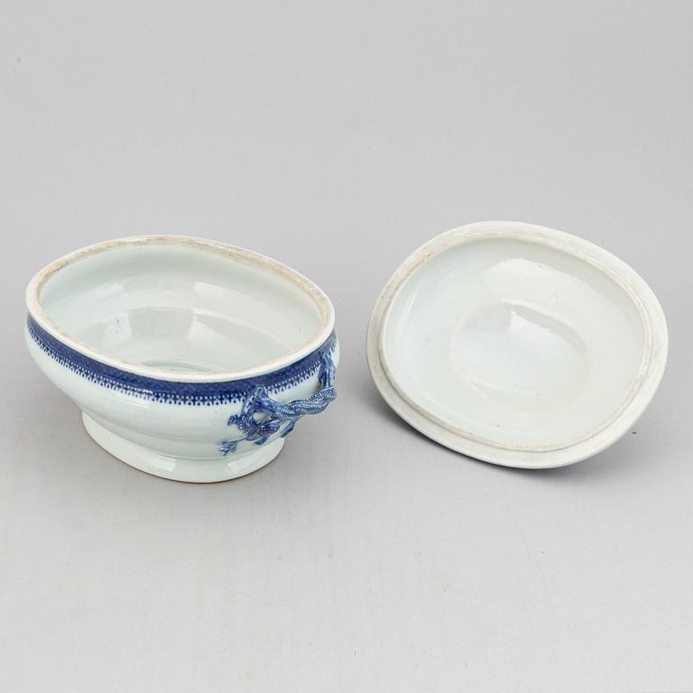A blue and white tureen with cover and stand, Qing dynasty, 19th Century.