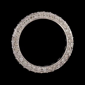 RING, 18k vitguld med 96 briljantslipade diamanter, totalt 1.69 ct. Vikt 5 g.