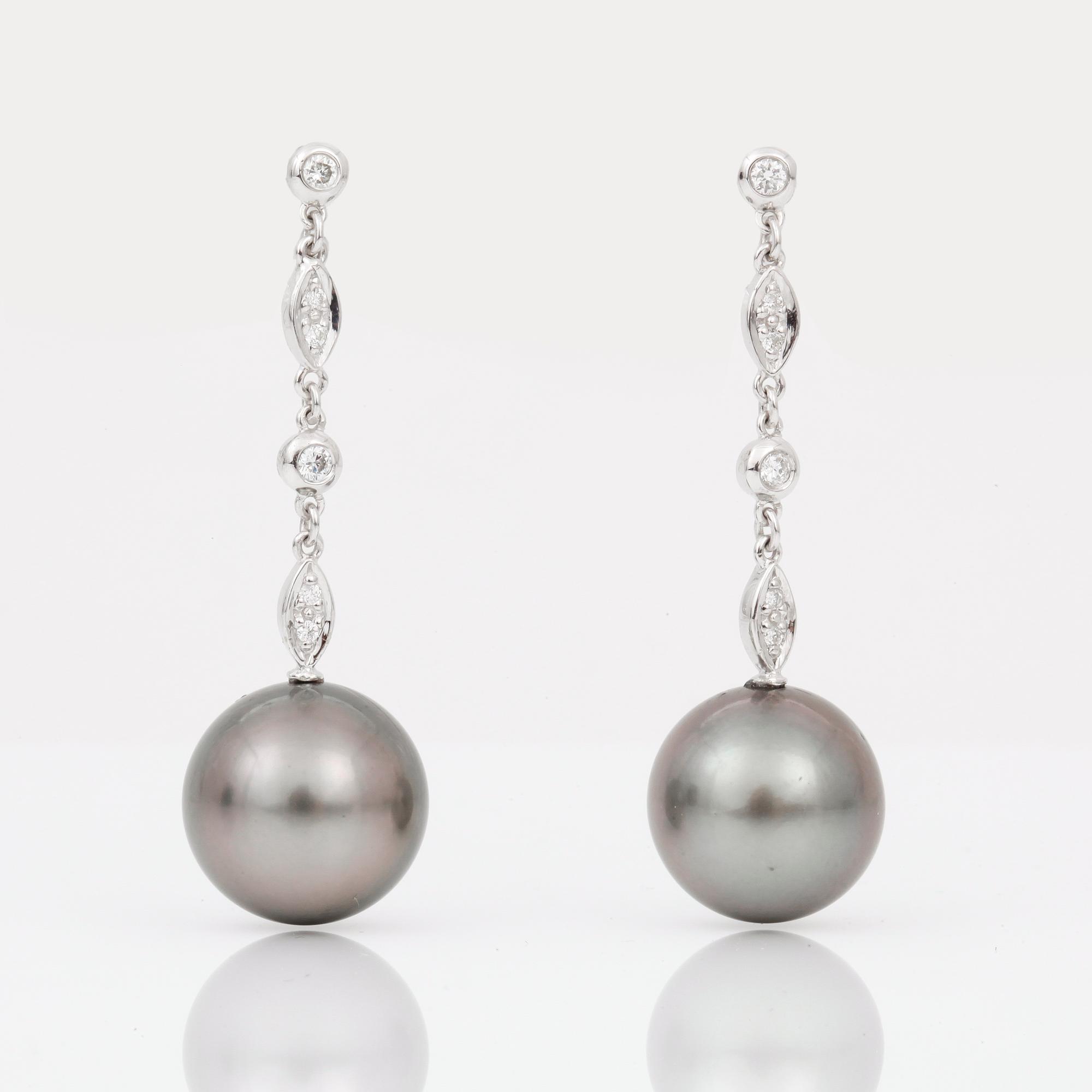 ÖRHÄNGEN, ett par hängande på stift, odlade svarta pärlor, diameter ca 12.5mm och diamanter, ca 0.20ct.