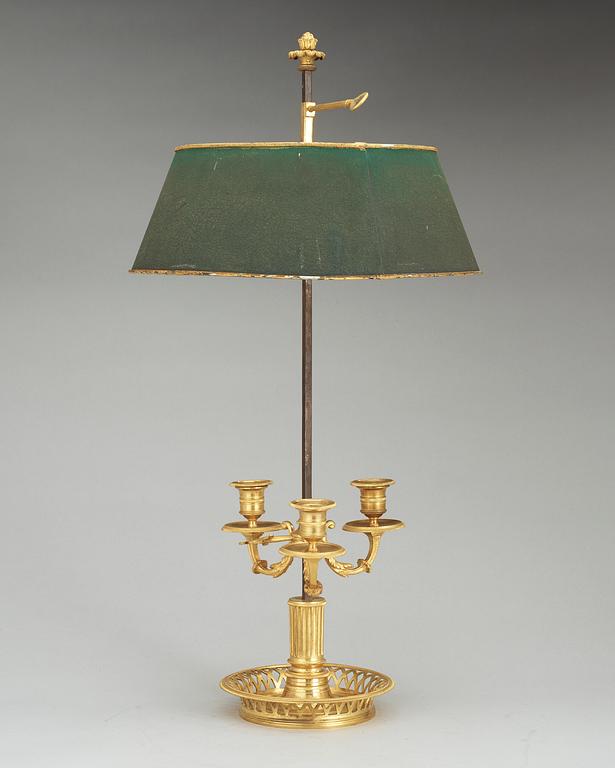 BORDSLAMPA, s.k. "lampe à bouillotte", för tre ljus. Frankrike, 1800-talets andra hälft. Louis XVI-stil.