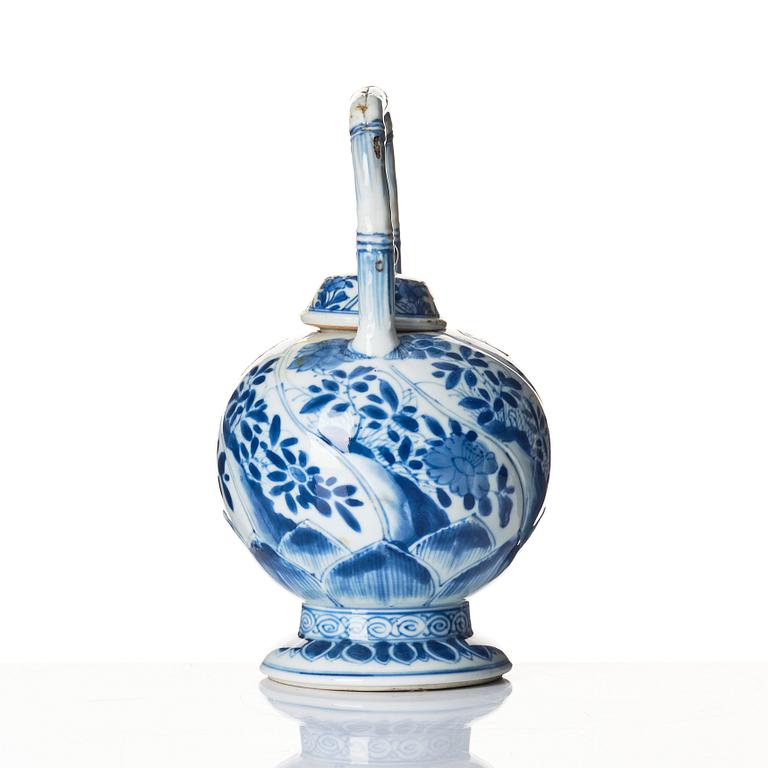 Kanna med lock, porslin. Qingdynastin, Kangxi (1662-1722).