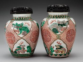 A set of two Wucai jar, Qing dynasty.