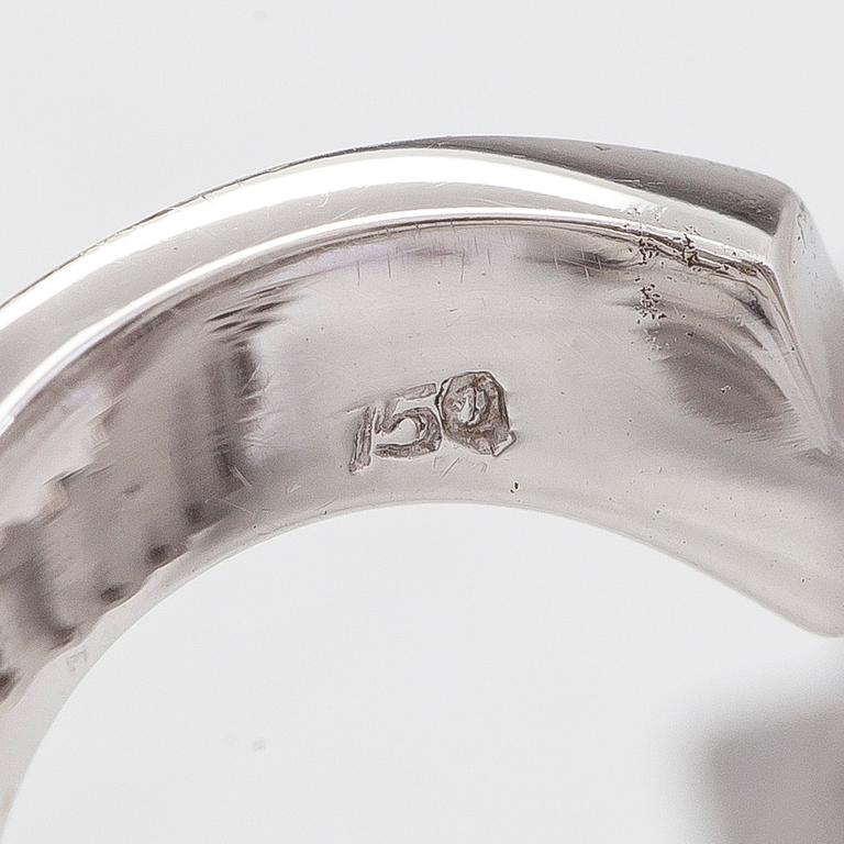 An 18K white gold 'Escalier' ring with diamonds ca 2.04 ct in total by Alain Roure, France.