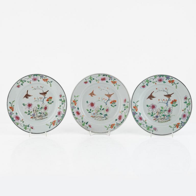 A set of three Chinese famille rose plates, Qing dynasti, Qianlong (1736-95).