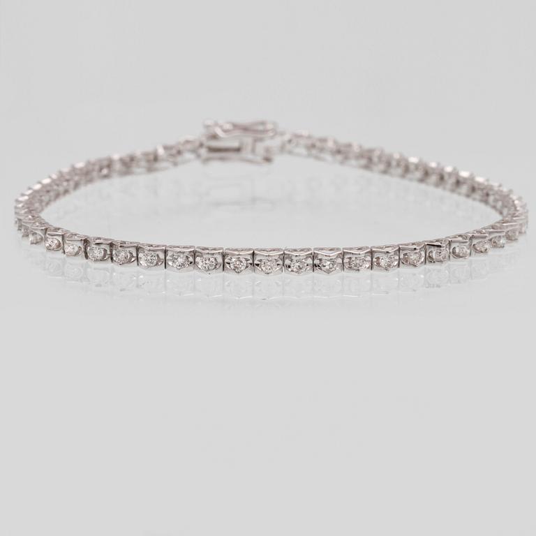 ARMBAND, 18K vitguld med 51 briljantslipade diamanter ca 0.94 ct. Vikt 4,7 gram.