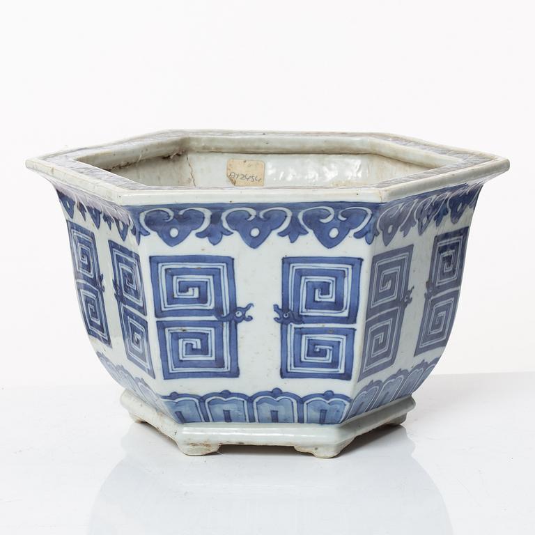 A blue and white flower pot, Qing dynasty, 19th century.