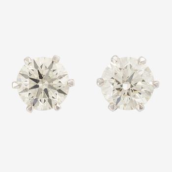 Earrings with brilliant-cut diamonds.