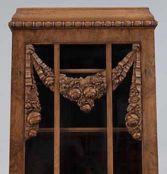 VITRINSKÅP, Louis XV-stil, sent 1800-tal.