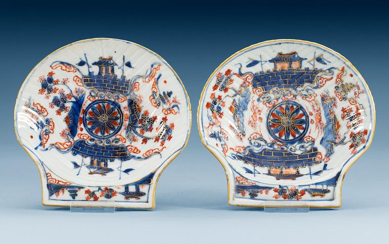 A pair of shell shaped butter dishes, Qing dynasty, Kangxi (1662-1722).