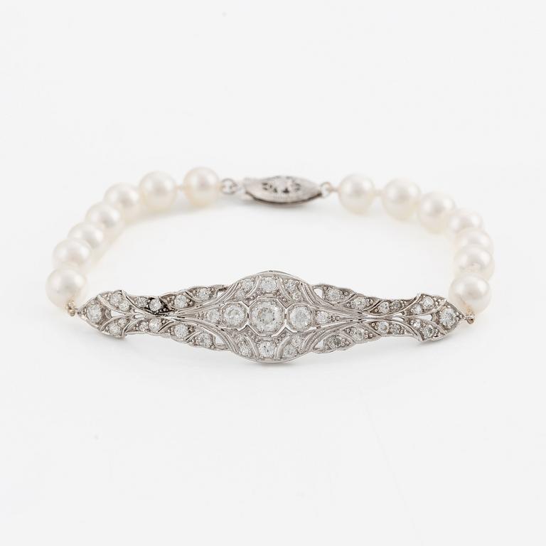 Bracelet, 14K white gold with cultured pearls and a centrepiece set with old-cut diamonds.