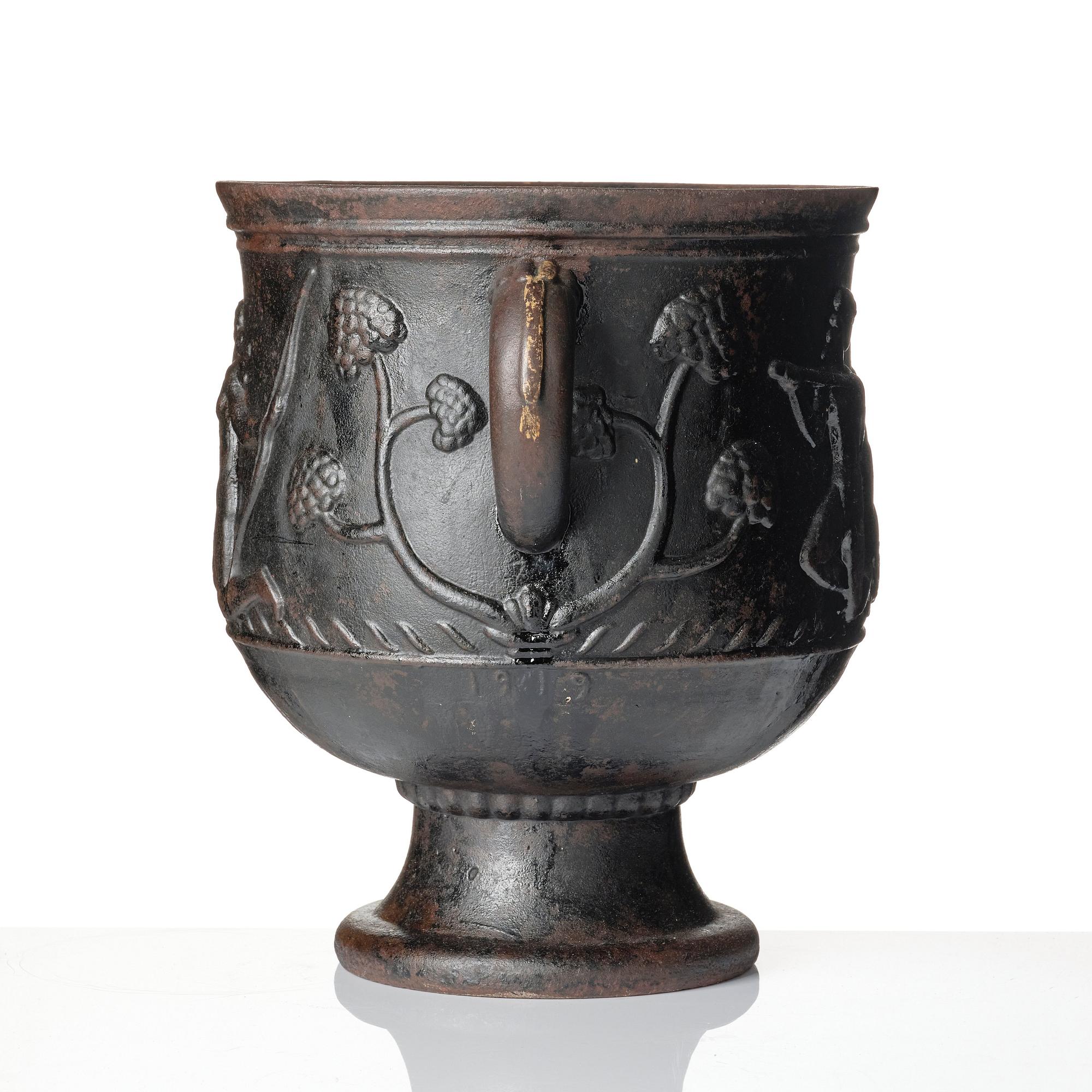 Ivar Johnsson, a pair of Swedish Grace cast iron garden urns 'Diana', Näfveqvarn, Sweden.