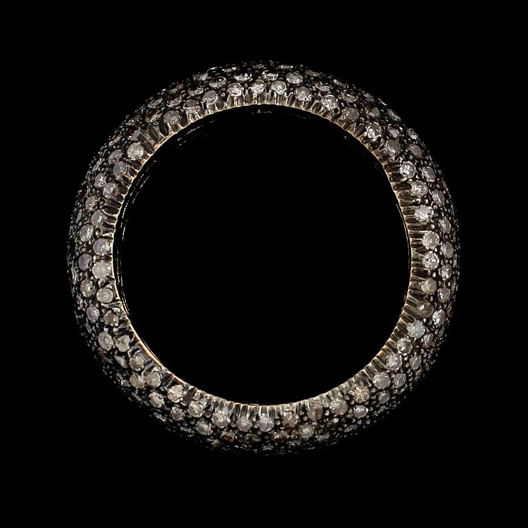 RING, svärtat och förgyllt silver, diamanter tot ca 2.80 ct.
