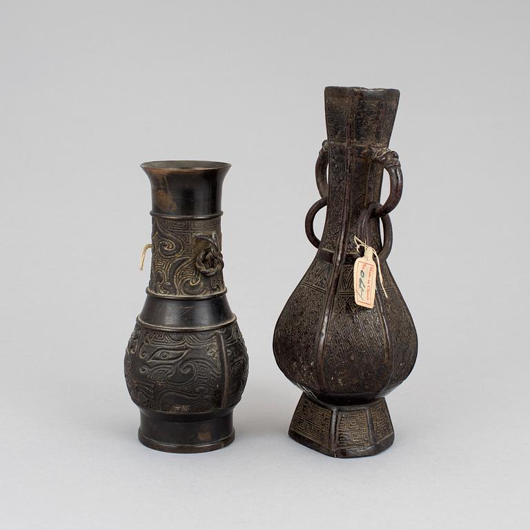 Two bronze vases, Qing dynasty, 19th Century.