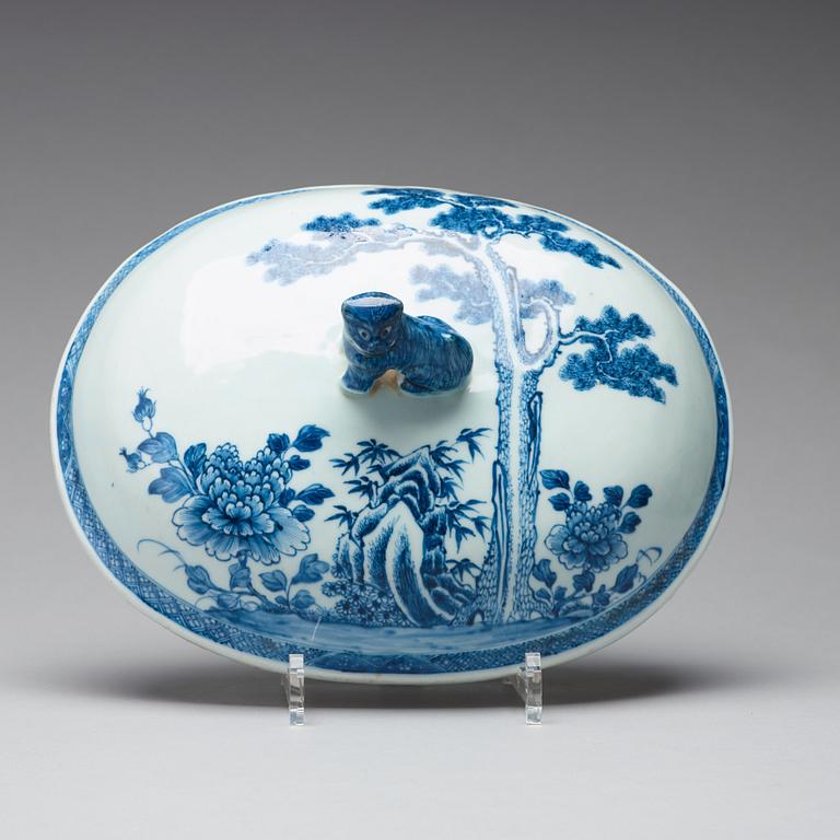 A blue and white tureen with cover, Qing dynasty, Qianlong (1736-95).