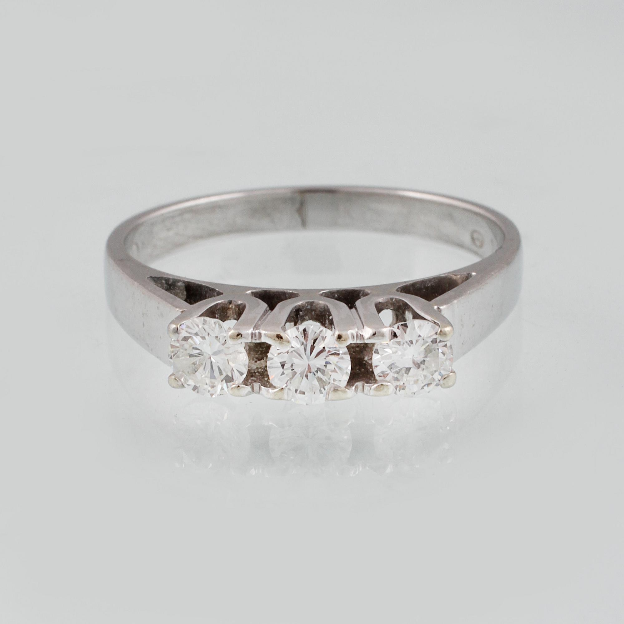 RING, 18K vitguld med 3 briljantslipade diamanter ca 0.45 ct, importstämplad. Vikt 3,2 gram.
