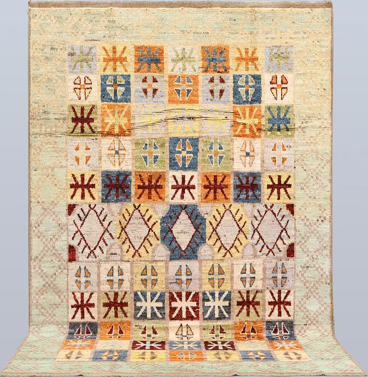 A Moroccan design carpet, c. 299 x 198 cm.
