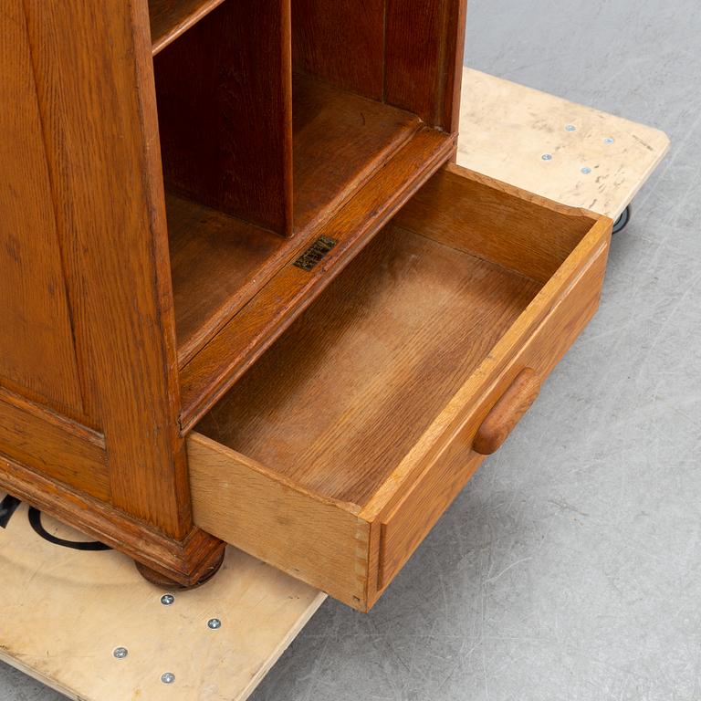 Arkivskåp med jalusi, 1900-talets första hälft.