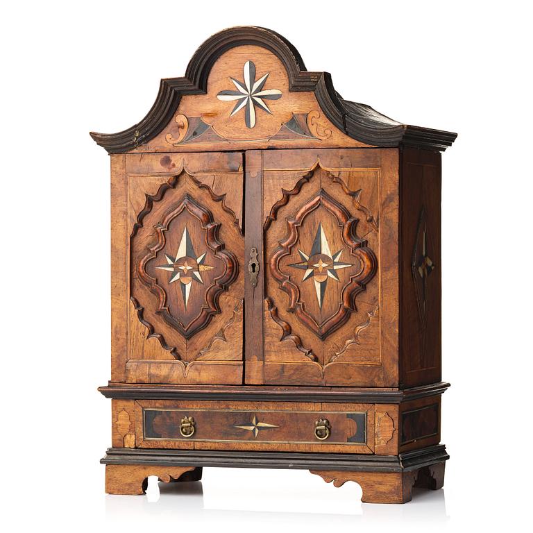 MINIATYRSKÅP / KABINETTSKÅP, 1700-tal, Senbarock.