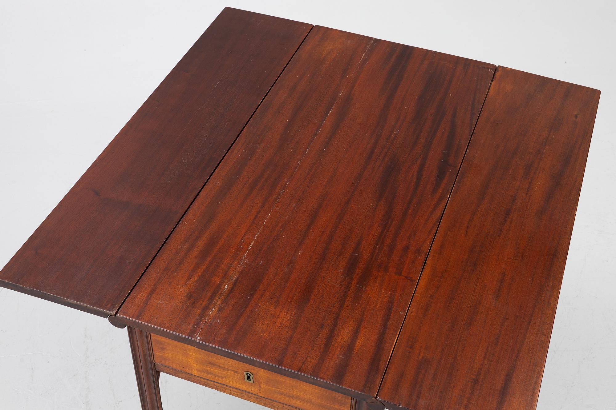 A late gustavian mahogny table.