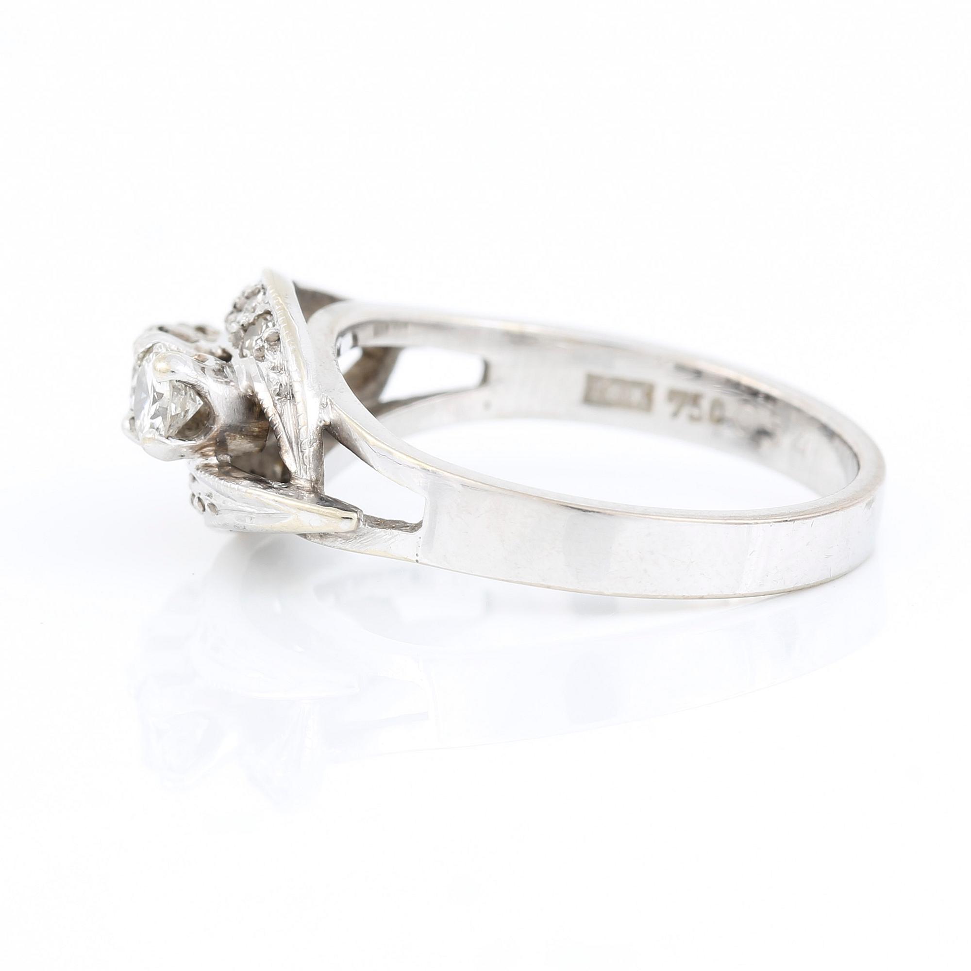 RING, 18K vitguld med briljant och åttkantslipade diamanter, tot ca 0,57 ct. Vikt ca 4,09 g.