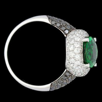 A green tourmaline ring, 3.93 cts, set with black and white brilliant cut diamonds, tot. 0.48  / 1.12 cts.