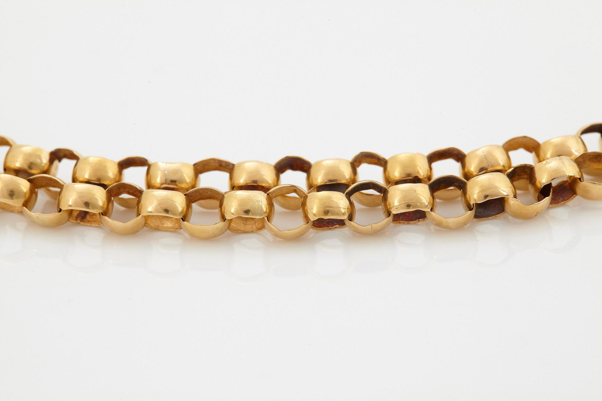 An 18K gold necklace.