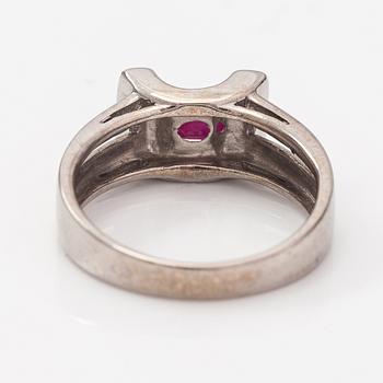 An 18K white gold ring with a ruby and diamonds ca. 0.067 ct in total.