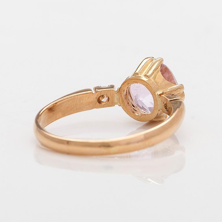 Sormus, 18K kultaa, kunziitti ja timantteja.