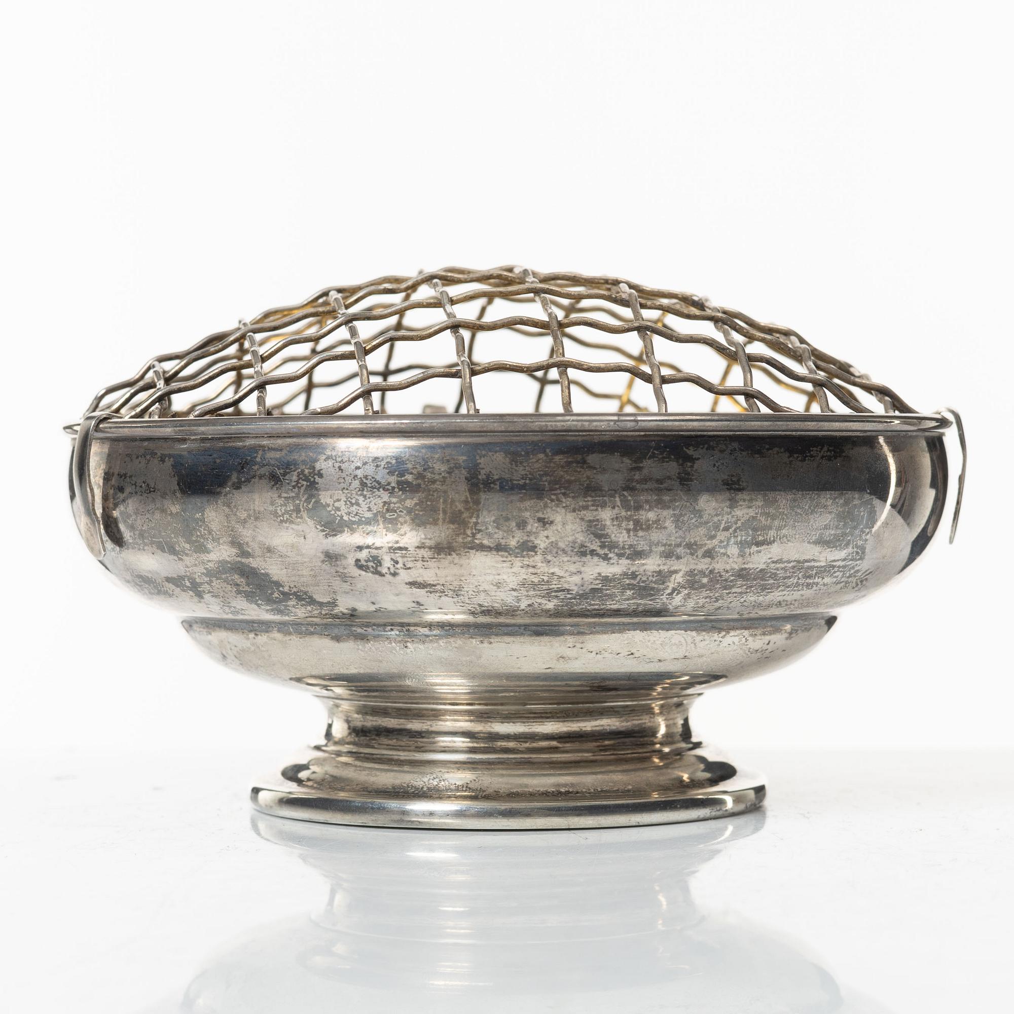 A parcel gilt silver bowl for flower arrangement, Garrard & Co Ltd, Birmingham 1975.