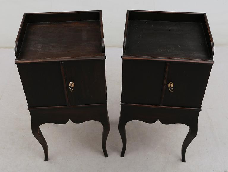 SÄNGBORD, 1 par, rokokostil, för Nationalmuseum, 1900-talets andra hälft.