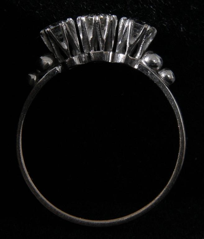 RING, vitguld med tre briljanter.