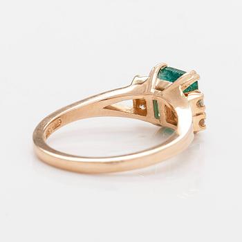Ring, 14K guld, med smaragd och diamanter.