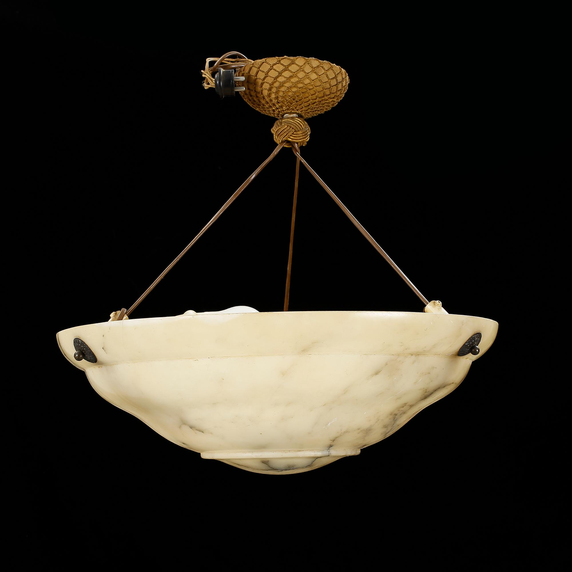 TAKAMPEL, alabaster, 1900-talets början. Höjd 45 cm.