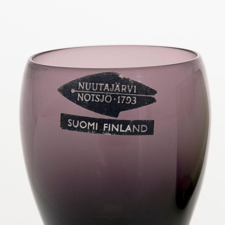 Saara Hopea, decanter, model 1518 and 10 drinking glasses model 2702, Nuutajärvi Notsjö. In production 1956-1966.