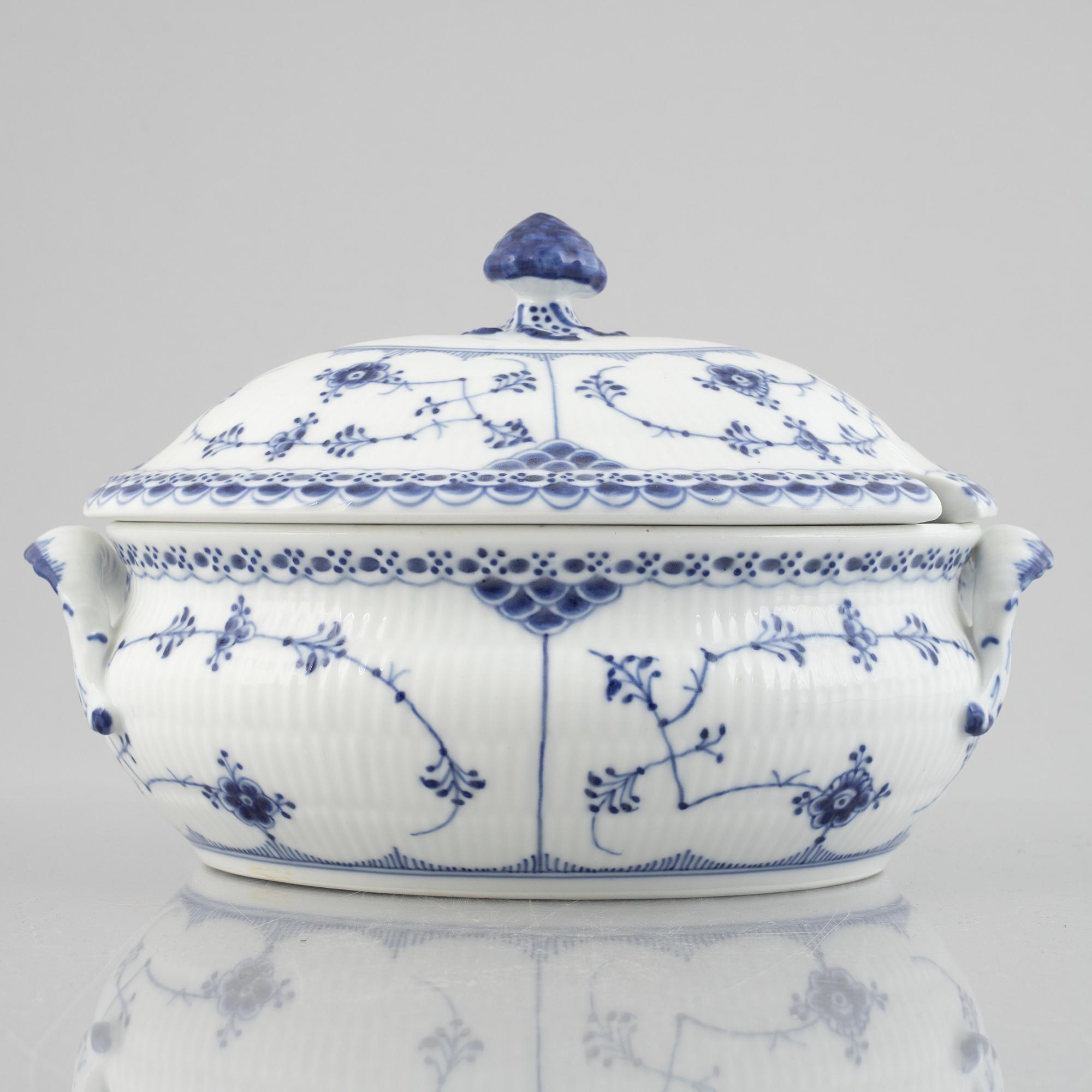 A 'Blue Fluted Half Lace' / 'Musselmalet' porcelain tureen with cover, Royal Copenhagen, model 594, 1898-1923.