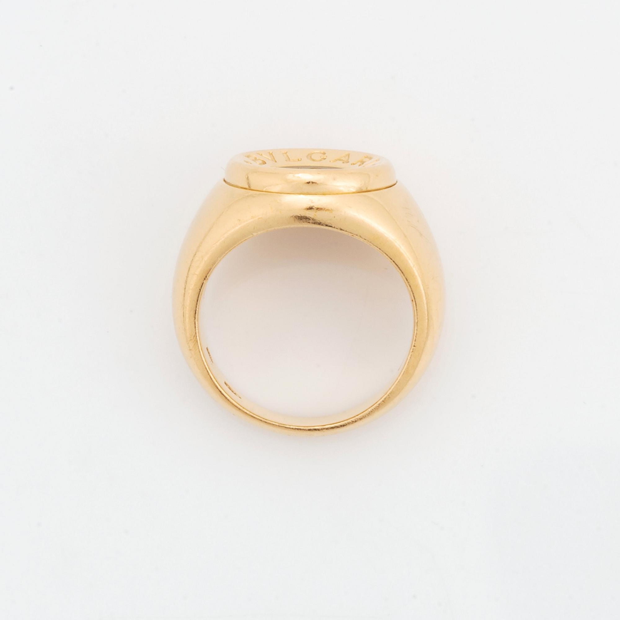 A Bulgari ring in 18K gold set with onyx.