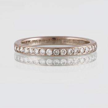 RING, 18K vitguld med briljantslipade diamanter, Jarl Sandin, Göteborg. Vikt 3,7 gram.