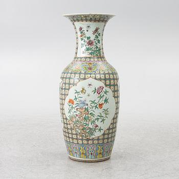 Golvvas, porslin, Kina, 1900-talets första hälft.