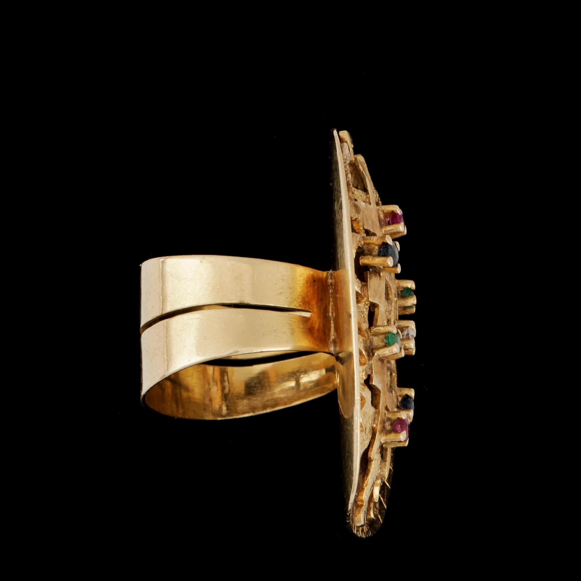 RING, 18k guld med olikfärgade ädelstenar. 1950/60-tal. Vikt 10,2g.