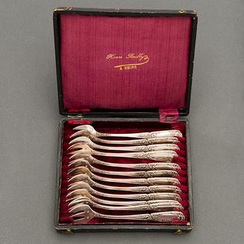 A set of 12 silver plated oyster forks from the early 20th Century.