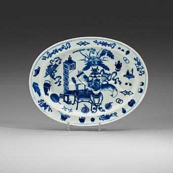 398. A blue and with serving dish, late Qing dynasty.