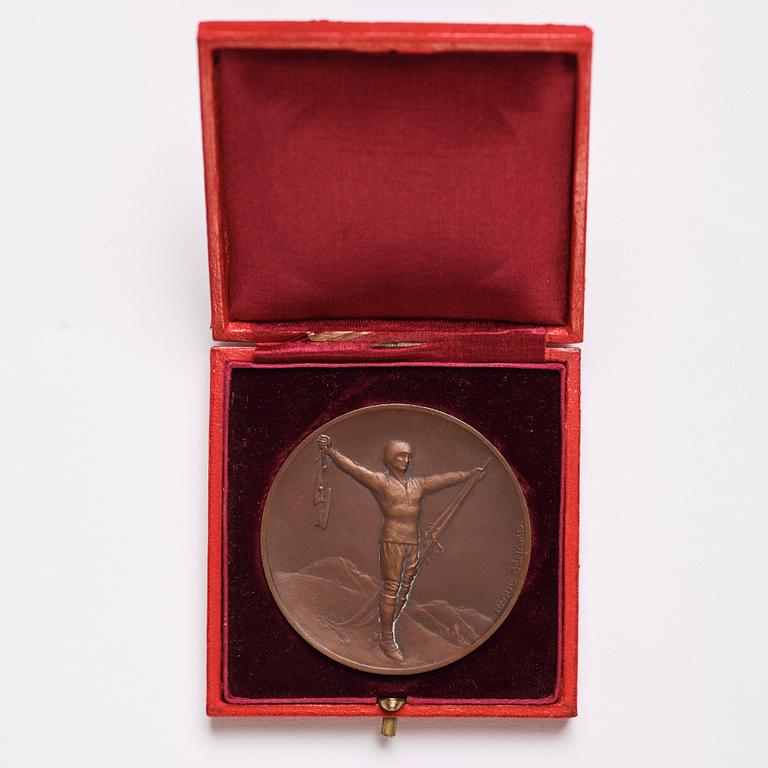 Medal, 1st Olympic Winter Games Chamonix 1924 and photo.