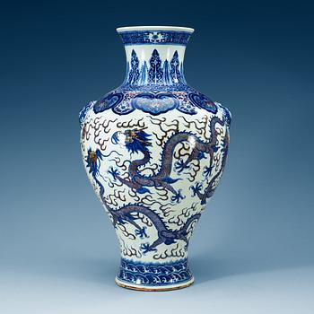 1876. PRAKTVAS, porslin. Qing dynastin med Qianlongs sigillmärke.
