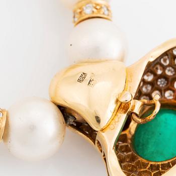 En collier odlade pärlor med hänge samt ett par örhängen.