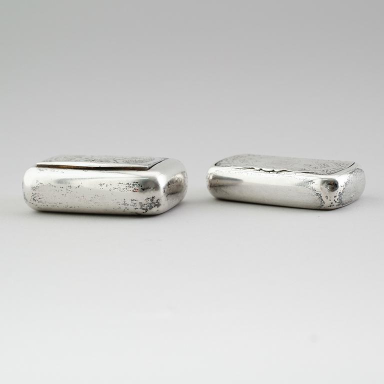 SNUSDOSOR, 2 st, silver, 1800-talets andra hälft. Vikt ca 72 gram.