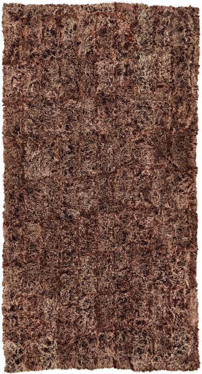 Matta, fårskinn, brunrödkamelhårsfärgad melerad, ca 985 x 541,5 cm.