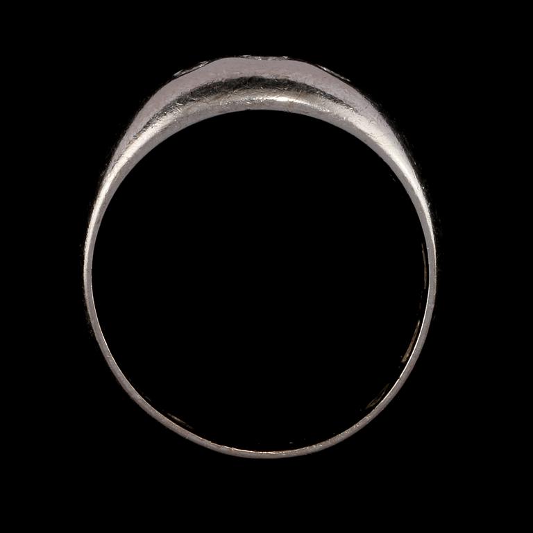 RING, 18k vitguld med 3 briljantslipade diamanter, 0.22 ct, Alton, Falköping, 1981. Vikt 9 g.