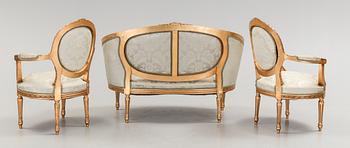 SOFFA, KARMSTOLAR, ett par, samt BORD. Louis XVI-stil, 1900-talets första hälft.