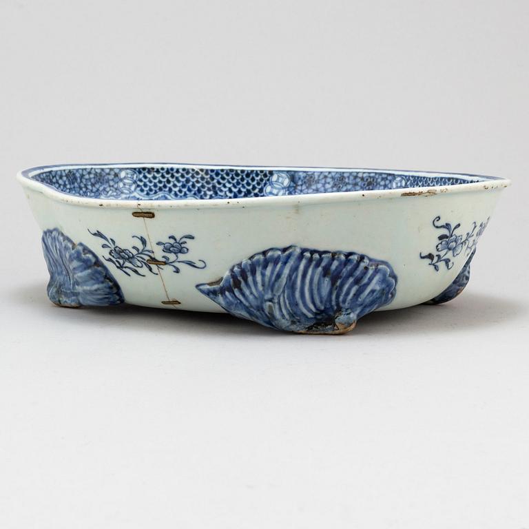A blue and white export porcelain serving dish, Qing dynasty, Qianlong (1736-95).
